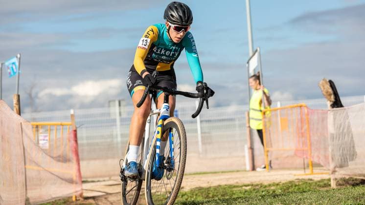VII Ciclo-cross Ciudad de Xativa C2; Xativa (Valencia) Spanien, 17.12.2022 Estela DOMINGUEZ GARCIA ( 13, U23, BIKERY-DENPROS CX TEAM) am 17.12.2021 beim Ciclo-cross Ciudad de Xativa in Xativa (Spanien) Copyright: xBEAUTIFULxSPORTS Meurerx