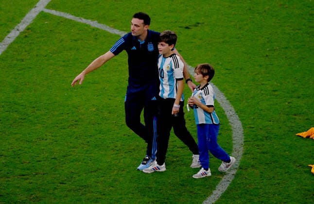 FUSSBALL WM 2022 Finale Argentinien - Frankreich 18.12.2022 Trainer Lionel Scaloni (Argentinien) mit seinen Kindern auf dem Platz *** FOOTBALL World Cup 2022 Final Argentina France 18 12 2022 coach Lionel Scaloni Argentina with his children on the field