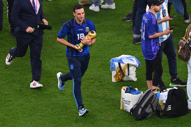 FUSSBALL WM 2022 Finale Argentinien - Frankreich 18.12.2022 Trainer Lionel Scaloni (Argentinien) mit dem WM Pokal *** FOOTBALL World Cup 2022 Final Argentina France 18 12 2022 Coach Lionel Scaloni Argentina with the World Cup trophy