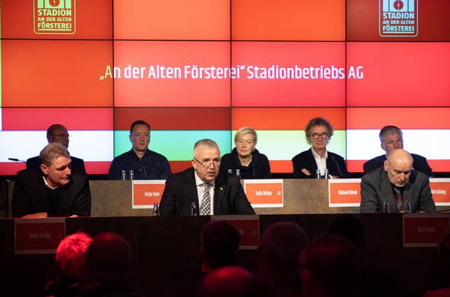 Sport Themen der Woche KW51 Sport Bilder des Tages Fussball, Herren, Saison 2022 23, 1. Bundesliga, 1. FC Union Berlin, ordentliche Hauptversammlung der An der Alten Försterei Stadionbetriebs AG, vordere Reihe v.l. Oskar Kosche (Vorstand Stadion AG), Dirk Zingler (Aufsichtsratsvorsitzender Stadion AG), Dirk Thieme (Vorstandsvorsitzender Stadion AG), hintere Reihe v.l. Thomas Koch (Aufsichtsrat Stadion AG), Holger Keye (Aufsichtsrat Stadion AG), Katja Jösting (Aufsichtsrat Stadion AG), Michael Kölmel (Aufsichtsrat Stadion AG), Dirk Gräning (Aufsichtsrat Stadion AG), 19.12. 2022, *** Football, men, season 2022 23, 1 Bundesliga, 1 FC Union Berlin, ordinary general meeting of An der Alten Försterei Stadionbetriebs AG, front row f l Oskar Kosche Board of Stadion AG , Dirk Zingler Chairman of the Supervisory Board Stadion AG , Dirk Thieme Chairman of the Board Stadion AG , back row f l Thomas Koch Supervisory Board Stadion AG , Holger Keye Supervisory Board Stadion AG , Katja Jösting Supervisory Board Stadion AG , Michael Kölmel Supervisory Board Stadion AG , Dirk Gräning Supervisory Board Stadion AG , 19 12 2022, Copyright: xSebastianxRäppold MatthiasxKochx