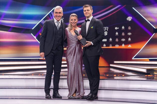 Walter Strohmaier (Sparkasse), In der Mitte Lisa Ressler, Ehefrau des Preisträgers Felix Loch, rechts Vladyslav Heraskevych (Skeleton-Fahrer, Ukraine), Sportler des Jahres, Verleihung der Ehrung im Jahre 2022, 18.12.2022, Eibner-Pressefoto Sascha Walther Sportler des Jahres, Verleihung der Ehrung im Jahre 2022, 18.12.2022 Baden-Baden Copyright: xEibner-Pressefotox EP_EER