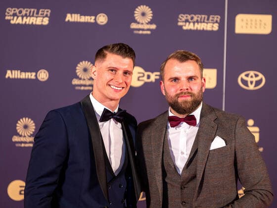Lukas Dauser (Turner, Silber am Barren WM2022 + Olympia 2021) links, Quirin Friedel (Pressesprecher SpVgg Unterhaching) rechts, Sportler des Jahres, Verleihung der Ehrung im Jahre 2022, 18.12.2022, Eibner-Pressefoto Sascha Walther Sportler des Jahres, Verleihung der Ehrung im Jahre 2022, 18.12.2022 Baden-Baden Copyright: xEibner-Pressefotox EP_EER