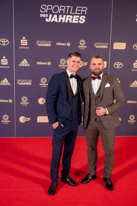 Lukas Dauser (Turner, Silber am Barren WM2022 + Olympia 2021) links, Quirin Friedel (Pressesprecher SpVgg Unterhaching) rechts, Sportler des Jahres, Verleihung der Ehrung im Jahre 2022, 18.12.2022, Eibner-Pressefoto Sascha Walther Sportler des Jahres, Verleihung der Ehrung im Jahre 2022, 18.12.2022 Baden-Baden Copyright: xEibner-Pressefotox EP_EER