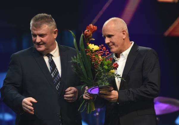 Slavnostni vyhlaseni 30. rocniku ankety magazinu Tenis o nejlepsi ceske tenistky a tenisty roku Zlaty kanar 2022, 19. prosince 2022, Prerov. Byvaly tenista Daniel Vacek (vpravo) s cenou prezidenta Ceskeho tenisoveho svazu Ivo Kaderky (vlevo). CTKPhotoP2022121907706  P2022121907706