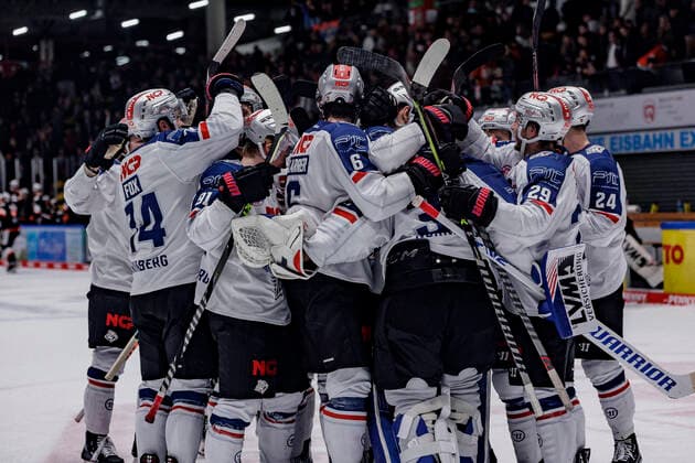 Sport Themen der Woche KW51 Sport Bilder des Tages PENNY DEL: Löwen Frankfurt - Nürnberg Ice Tigers, Eissporthalle Frankfurt, 20.12.2022 Niklas Treutle (Nürnberg Ice Tigers 31) & Julius Karrer (Nürnberg Ice Tigers 6) & Marcus Weber (Nürnberg Ice Tigers 24) & Andrew Bodnarchuk (Nürnberg Ice Tigers 71) & Nicholas Welsh (Nürnberg Ice Tigers 29), & Dane Fox (Nürnberg Ice Tigers 74), Löwen Frankfurt - Nürnberg Ice Tigers, Frankfurt, Eissporthalle, 20.12.2022 *** PENNY DEL Löwen Frankfurt Nürnberg Ice Tigers, Eissporthalle Frankfurt, 20 12 2022 Niklas Treutle Nürnberg Ice Tigers 31 Julius Karrer Nürnberg Ice Tigers 6 Marcus Weber Nürnberg Ice Tigers 24 Andrew Bodnarchuk Nürnberg Ice Tigers 71 Nicholas Welsh Nürnberg Ice Tigers 29 , Dane Fox Nürnberg Ice Tigers 74 , Löwen Frankfurt Nürnberg Ice Tigers, Frankfurt, Eissporthalle, 20 12 2022 Copyright: xBEAUTIFULxSPORTS Gawlikx