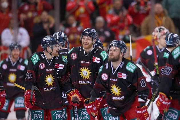 Sport Themen der Woche KW51 Düsseldorf, 20.12.2022, Eishockey, Penny DEL, 33. Spieltag, PSD-BANK Dome, Düsseldorfer EG - Adler Mannheim: Freude bei der DEG nach dem 1:0 Sieg gegen Mannheim NRW Deutschland *** Düsseldorf, 20 12 2022, ice hockey, penny DEL, 33 matchday, PSD BANK Dome, Düsseldorfer EG Adler Mannheim joy at DEG after 1 0 win against Mannheim NRW Germany