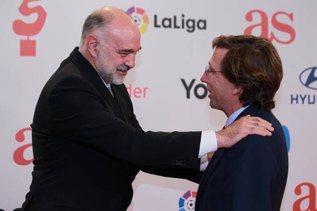December 20, 2022, MADRID, MADRID, SPAIN: Pablo Laso, basketball coach and Jose Luis Martinez-Almeida, Mayor of Madrid pose for a photo during the 16th edition of the As Sports Awards at The Westin Palace on December 20, 2022 in Madrid, Spain. MADRID SPAIN - ZUMAa181 20221220_zaa_a181_016 Copyright: xIrinaxR.xHipolitox