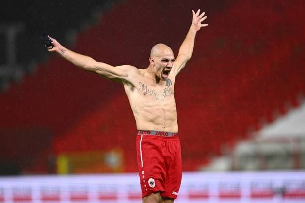 Bilder des Jahres 2022, Sport 12 Dezember Sport Themen der Woche KW51 ANTWERPEN, BELGIUM - DECEMBER 20 : Frey Michael forward of Antwerp FC greets the supporters after the victory during the Belgian Croky Cup Round of 16 match between Royal Antwerp FC and Standard de Liege on December 20, 2022 in Antwerpen, Belgium, 20 12 2022 ( R Antwerp FC v Standard de Liege- Belgian Croky Cup PhotoNews Panoramic 