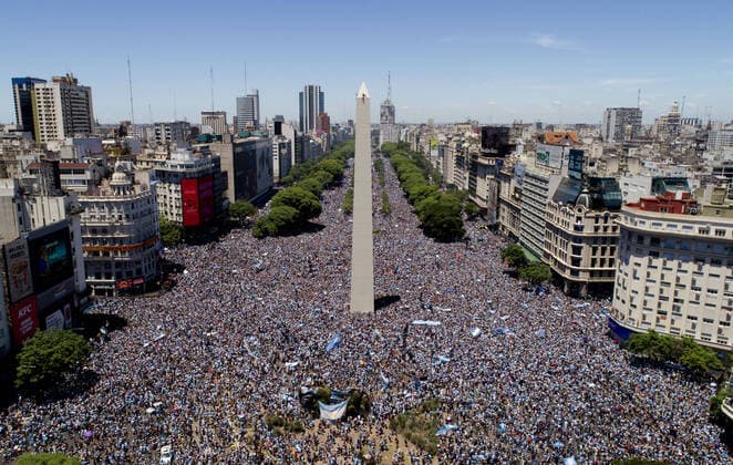 Bilder des Jahres 2022, Sport 12 Dezember Sport Themen der Woche KW51 Sport Bilder des Tages (221221) -- BUENOS AIRES, Dec. 21, 2022 -- Aerial photo shows fans welcoming Team Argentina after the team winning the Final of the 2022 FIFA World Cup, WM, Weltmeisterschaft, Fussball in Buenos Aires, capital of Argentina, Dec. 20, 2022. (Photo by Xinhua) (SP)ARGENTINA-BUENOS AIRES-FOOTBALL-2022 WORLD CUP-CELEBRATION MartinxSabala 