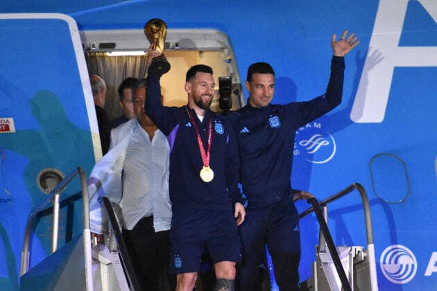 Bilder des Jahres 2022, Sport 12 Dezember Sport Themen der Woche KW51 Sport Bilder des Tages (221221) -- BUENOS AIRES, Dec. 21, 2022 -- Argentina s Lionel Messi (L) holds the FIFA World Cup, WM, Weltmeisterschaft, Fussball trophy alongside head coach Lionel Scaloni upon arrival at Ezeiza International Airport after the team winning the Final of the 2022 FIFA World Cup in Buenos Aires, capital of Argentina, Dec. 20, 2022. (TELAM Handout via Xinhua) (SP)ARGENTINA-BUENOS AIRES-FOOTBALL-2022 WORLD CUP-TEAM ARGENTINA-ARRIVAL MeixZhoutongxunshe 