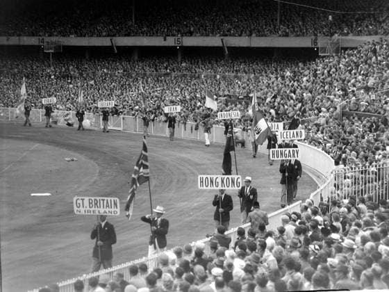 1956 Olympics Melbourne Olympic Games, Olympische Spiele, Olympia, OS 1956 The standards and flags of the competing nations are carried around the Melbourne Cricket Ground during the closing ceremony. 13th December 1956 Australia  Copyright: xTopFotox 0086993