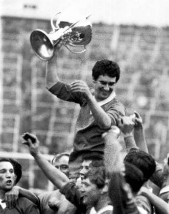 Jim Baxter Rangers v Celtic Ranger s soccer team captain, Jim Baxter shouldered by members of the team, holds aloft the scottish league cup which they won at Hampden Park by beating Celtic 2-1. 24th October 1964. Great Britain  Copyright: xTopFotox 0087143