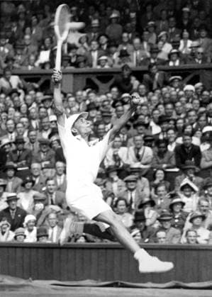 Bunny Austin H.W. Austin (Bunny) in the Davis Cup Challenge Round playing and winning against F.X. Shields from the U.S. Great Britain  Copyright: xTopFotox 0087587