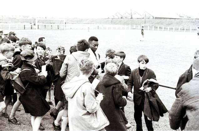 Pele Pele is surrounded by adoring fans after he trained at Troon Juniors football ground before Brazil s match against Scotland. - - 25th June 1966. Great Britain  Copyright: xTopFotox 0109723