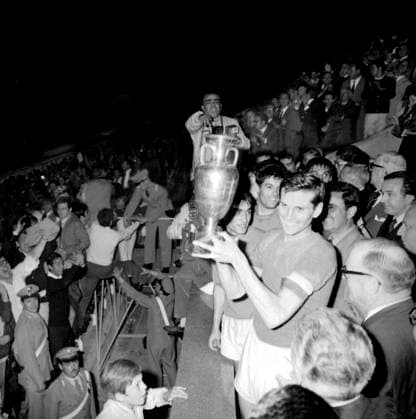 PALUPI Italian soccer player Giacinto Facchetti holds the European Nations Cup won by the host nation Italy in a 2-0 replay win over Yugoslavia. June 10th 1968. Italy  Copyright: xTopFotox 0112570