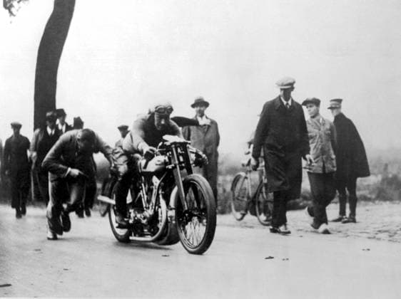 Mr Atkins The English Motorcyclist Mr Atkins is to make an attempt on the world s motorcycling record on Thursday October 18th at Bonheyden-lez-Malines in Belgium - photo shows Mr Atkins on his motorcycle with the designer of the machine ( centre ) October 13th 1934 Great Britain  Copyright: xTopFotox 0156840
