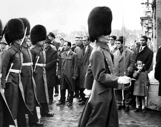 Benfica Members of the Benfica Football Team who are to play Tottenham Hotspur in the second leg of the European Cup semi final, watch the guards outside Buckingham Palace including Eusebio, (far right). 2nd April 1962. Great Britain  Copyright: xTopFotox 0158139