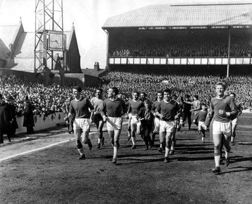 Everton Everton players do a lap of honour in front of their supporters after they beat Fulham 4-1 to clinch the First Division Championship. 13th May 1963. Great Britain  Copyright: xTopFotox 0214545