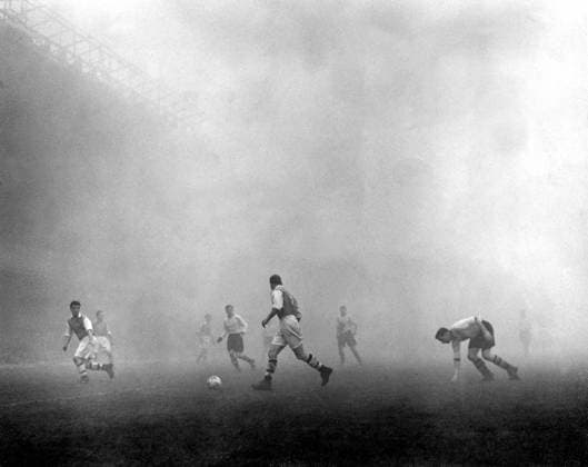 Arsenal v Aston Villa Arsenal v Aston Villa Wade of Arsenal (left) makes a clearing pass from his team-mate Forbes (centre) after he had robbed Walsh of Aston Villa (right) of the ball during the match at 1st Division match at Highbury. The game was later abandoned after 22 minutes due to the fog. 2nd January 1954 Great Britain  Copyright: xTopFotox 0513765