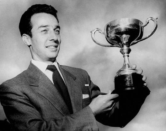 Ronnie Allen Ronnie Allen, the Crystal Palace and former England player, with the Professional Footballer s Golf Championship Trophy at Formby, Lancashire. 18th October 1961 Great Britain  Copyright: xTopFotox 0516657