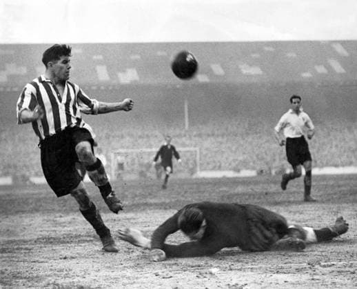Tottenham v Newcastle Tottenham Hotspur v Newcastle United Ted Ditchburn, the Spurs goalkeeper, dives to block a shot from Foulkes, the Newcastle inside-right, during the match at White Hart Lane. Newcastle won 2-0. 2nd February 1952 Great Britain  Copyright: xTopFotox 0519082
