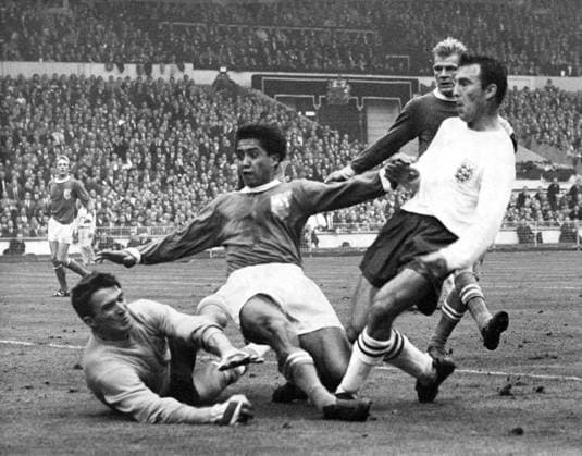 Jimmy Greaves England v The Rest of the World Jimmy Greaves, the Spurs and England forward, scores the winning goal in the 86th minute to give England a well-deserved win over The Rest of the World team at Wembley. 23rd October 1963 Great Britain  Copyright: xTopFotox 0519084