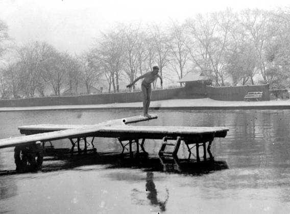 Snow Bathing Snow Bathing 1933 Great Britain  Copyright: xJohnxTophamx xTopFotox 0522013