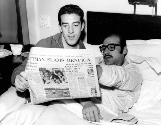 Germano Benfica centre-half, Germano (right), reads an account of the Spurs v Manchester United, ManU match prior to their game with Spurs in the semi-final of the European Cup. 2nd April 1962 Great Britain  Copyright: xTopFotox 0523197