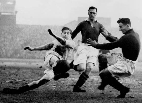 Stanley Mortenson Chelsea v Blackpool Stanley Mortenson, Blackpool s centre-forward, gets his boot on the ball against Chelsea. Harris of Chelsea and Medhurst, the Chelsea goalkeeper in dark shirts. 28th February 1951. Great Britain  Copyright: xTopFotox 0530222