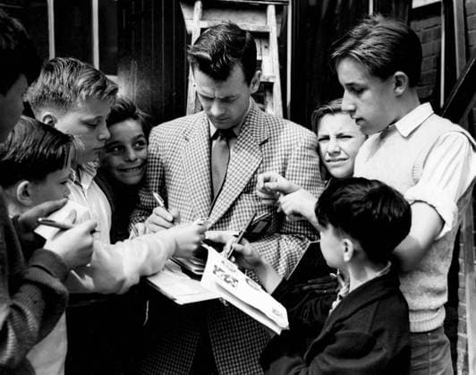 Graham Leggat Graham Leggat, the Scottish International right-winger, who has recently been signed from Aberdeen by Fulham, pauses to sign autographs at Craven Cottage. 25th August 1958 Great Britain  Copyright: xTopFotox 0530257