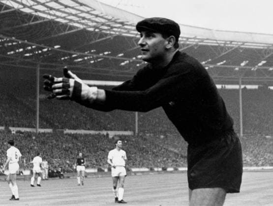 PAL TSV Munich goalkeeper, Radenkovic who combines his great goalkeeping with singing. His latest record is I am Rudi, I am king . Photo shows him prior to the TSV Munich game against West Ham, who beat them 2-0 in the European Cup Winner s Cup Final at Wembley. 20th May 1965 Great Britain  Copyright: xTopFotox 0530299