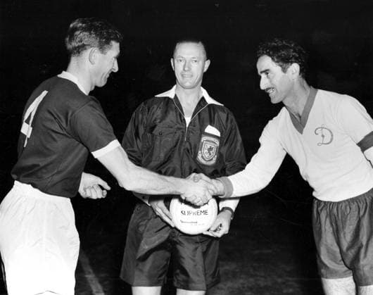 Tottenham v Dynamo Tbilisi Tottenham Hotspur v Dynamo Tbilisi Spurs captain, Danny Blanchflower and Gogoberidze, captain of Tbilisi, who shake hands before the start of their floodlit friendly at White Hart Lane. Before play began there was a slight hold-up when it was learned that the Russian captain did not understand the toss-up and the procedure had to be explained to him before the match got underway. Referee was Mr R Leafe of Nottingham. 14th November 1960 Great Britain  Copyright: xTopFotox 0543482