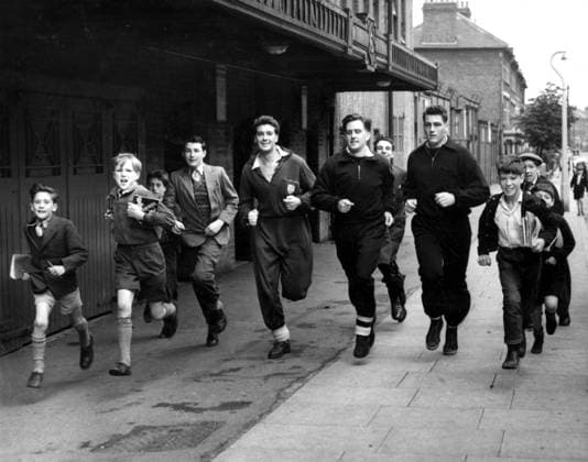 Training Arsenal in training - Schoolboys on holiday spend their time running with their heroes, who reported for their first day s training. Arsenal players (l-r) Wilkins; Bowen; and Holton. 27th July 1954 Great Britain  Copyright: xTopFotox 0552134