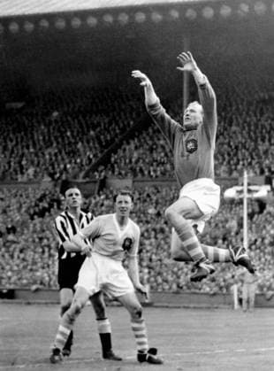 1955 FA Cup Final 1955 FA Cup Final Manchester City v Newcastle United Goalkeeper, Bert Trautmann, saves from Newcastle s inside-right, Jackie Milburn, who scored the opening goal from a corner. 7th May 1955 Great Britain  Copyright: xTopFotox 0559291