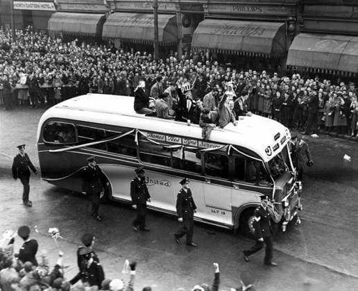 Newcastle The Newcastle football team return home with the FA Cup and tour the streets. The cup is being held aloft by Jackie Milburn. 5th May 1952 Great Britain  Copyright: xTopFotox 0573316
