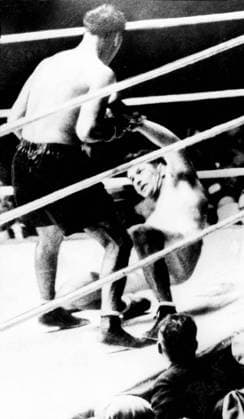 Jack Dempsey Jack Dempsey flooring Gene Tunney during their fight in America in 1927 United States  Copyright: xTopFotox 0582819