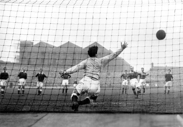Hearts v Rangers Hearts v Rangers. Goalkeeper Duff is well-beaten by a shot from the penalty spot by South-African winger, Johnny Hubbard of Rangers, during the match between Hearts and Rangers at Tynecastle Park, Edinburgh. This was Rangers only goal, and the match ended up 1-1. 19th March 1956 Great Britain  Copyright: xTopFotox 0587349