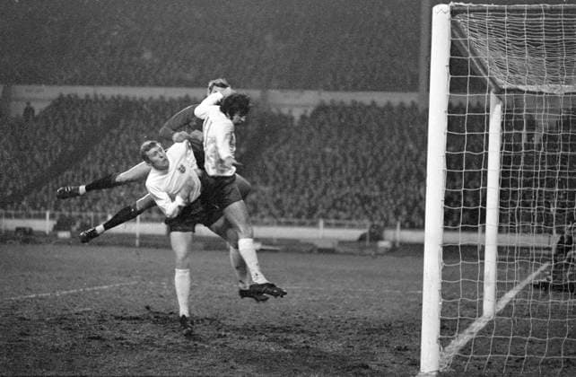 England v Holland England v Holland England s Mick Jones (centre) and Ian Moore (No.11), during the England V Holland international match, Länderspiel, Nationalmannschaft at Wembley Stadium. Falling to the ground after foiling their attempt at goal is the Holland goalkeeper J. Van Beveren. 14th January 1970 Great Britain  Copyright: xTopFotox 0974962
