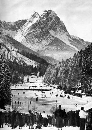 PAL On the Riessersee near Garmisch-Partenkirchen, Ice hockey, Eishockey players compete in the ice - sports events that for the Olympic Winter meeting set against wonderful winter landscape in the background for the numerous spectators . TopFoto Germany  Copyright: xTopFotox 1024950