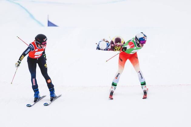 Bilder des Jahres 2022, Sport 12 Dezember Sport Themen der Woche KW51 Sport Bilder des Tages FREE STYLE - FIS SX WC Innichen INNICHEN,ITALY,21.DEC.22 - FREESTYLE SKIING - FIS World Cup, Ski Cross, ladies, men. Image shows Sandra Naeslund (SWE) and Fanny Smith (SUI).  GEPAxpictures xDanielxGoetzhaber