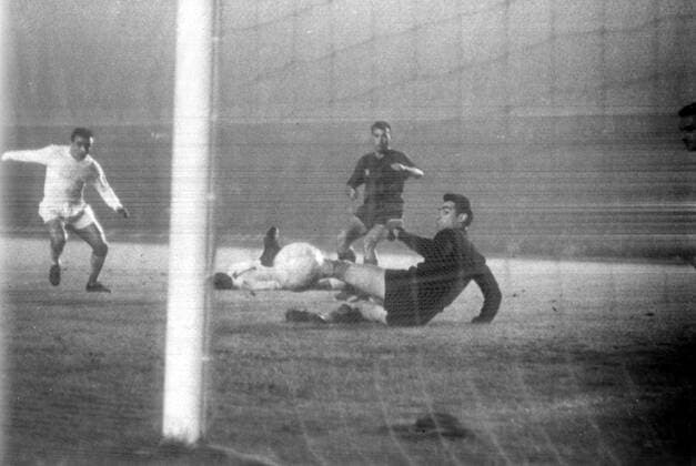 Barcel;ona ball game . Barcelona , Spain ; Barcelona football team played the Real Madrid team on their home ground in Barcelona yesterday . Photo shows ; the first of the three disallowed goals scored by Real Madrid . At left is Gento ( Madrid winger ) and on the ground , centre , Barcelona goalie Ramellets . Result ; Barcelona 2 , Real Madrid 1 . 24 November 1960 Spain  Copyright: xTopFotox 1336851