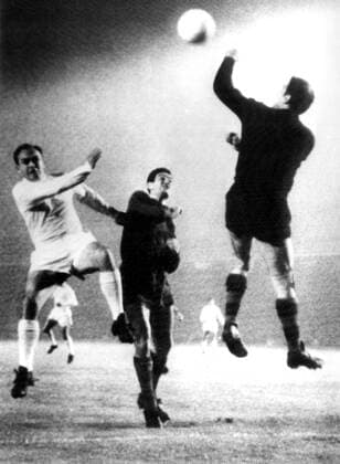 Punching Ramellets Barcelona , Spain ; Pictured is the Barcelona goalie , Ramellets ( right ) punching clear a header from Madrid s Di Stefano ( white shirt ) during the game in barcelona . Result ; Barcelona 2 , Real madrid 1 . 24 November 1960 Spain  Copyright: xTopFotox 1336865
