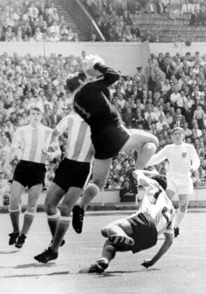Argentine goalkeeper saves 1966 World Cup Football Supported by three Argentine defenders, goalkeeper Antonio Roman saves from at England attack in the quarter-finals of the World Cup today. On the right is England s Alan Ball and no.12 of Argentine is Jorse Albrecht. Wembley - 23 July 1966 United Kingdom England  Copyright: xTopFotox 1398892