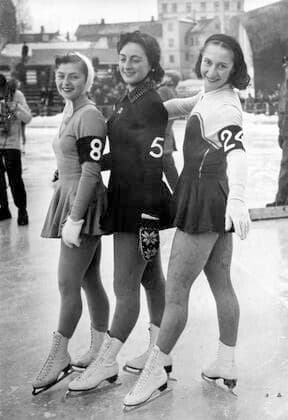Oslo: Seen at the end of the first round of the competitive Figure skating, Eiskunstlauf in the Winter Olympics at the Jordal Amphi Stadium are left to right: Erika Kraft , of Germany, Jeanette Altwegg, of Britain, the World and European champion and Jacqueline de Bief of France . At this stage of the competition Miss Altwegg had a lead over the French girl, runner-up in both the World and European Championship, EM, Europameisterschaft 17 February 1952 Norway  Copyright: xTopFotox 2001807