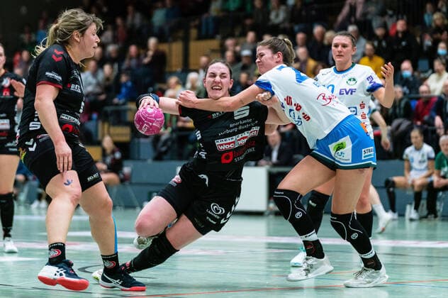 Bilder des Jahres 2022, Sport 12 Dezember Sport Themen der Woche KW51 Sport Bilder des Tages Sina Ehmann (Frisch Auf Goeppingen 22) foult Svea Geist (Buchholz 08-Rosengarten 21) Buchholz 08-Rosengarten vs. Frisch Auf Goeppingen, Handball, Frauen, 2. Bundesliga, Spieltag 6, Saison 2022 2023, 21.12.2022 -Pressefoto Marcel von Fehrn Buchholz 08-Rosengarten vs. Frisch Auf Goeppingen, Handball, Frauen, 2. Bundesliga, Spieltag 6, Saison 2022 2023, 21.12.2022 Buchholz *** Sina Ehmann Frisch Auf Goeppingen 22 fouls Svea Geist Buchholz 08 Rosengarten 21 Buchholz 08 Rosengarten vs Frisch Auf Goeppingen, Handball, Women, 2 Bundesliga, Matchday 6, Season 2022 2023, 21 12 2022 Press photo Marcel von Fehrn Buchholz 08 Rosengarten vs Frisch Auf Goeppingen, Handball, Women, 2 Bundesliga, Matchday 6, Season 2022 2023, 21 12 2022 Buchholz. Copyright: xEibner-Pressefoto MarcelxvonxFehrnx EP_MFN