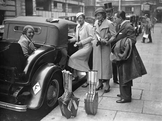 Suzanne Lenglen with a dozen tennis rackets off for a day in the country . Mademoiselle Suzanne Lenglen , the former world tennis champion took with her a dozen tennis rackets when she left her London hotel to play a match in the country . Picture shows Suzanne Lenglen leaving her hotel . 18 June 1933 United Kingdom England  Copyright: xTopFotox EU035173
