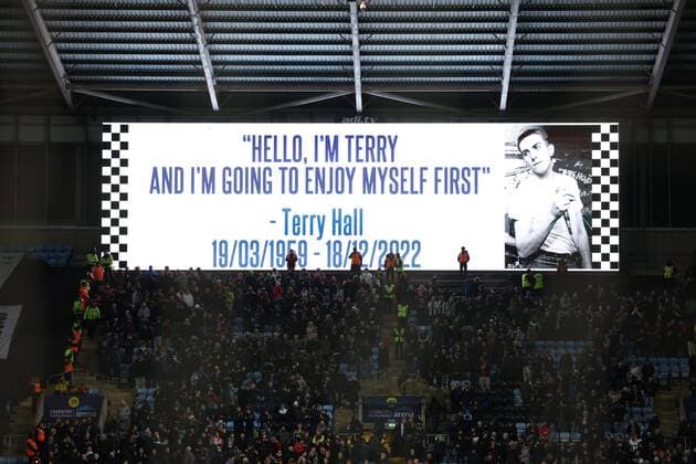 Sport Themen der Woche KW51 Mandatory Credit: Photo by Ryan Browne Shutterstock (13673426g) A message to the late Terry Hall is displayed on the big screen. Coventry City v West Bromwich Albion, EFL Sky Bet Championship, Football, Coventry Building Society Arena, Coventry, UK - 21 Dec 2022 EDITORIAL USE ONLY No use with unauthorised audio, video, data, fixture lists, club league logos or live services. Online in-match use limited to 120 images, no video emulation. No use in betting, games or single club league player publications. Coventry City v West Bromwich Albion, EFL Sky Bet Championship, Football, Coventry Building Society Arena, Coventry, UK - 21 Dec 2022 EDITORIAL USE ONLY No use with unauthorised audio, video, data, fixture lists, club league logos or live services. Online in-match use limited to 120 images, no video emulation. No use in betting, games or single club league player publications.  Copyright: xRyanxBrowne Shutterstockx 13673426g