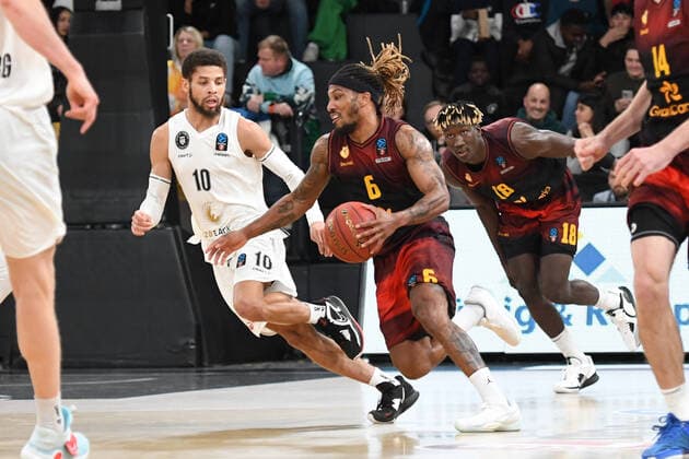 Sport Themen der Woche KW51 Sport Bilder des Tages Basketball I Herren I 2022-2023 I Eurocup I 9.Spieltag I Veolia Towers Hamburg - Gran Canaria I 21.12.2022 Kendale McCullum (10, Hamburg Towers) gegen Andrew Albicy (6, Gran Canaria) Hamburg Wilhelmsburg Hamburg Deutschland *** Basketball I Mens I 2022 2023 I Eurocup I Matchday 9 I Veolia Towers Hamburg Gran Canaria I 21 12 2022 Kendale McCullum 10, Hamburg Towers vs. Andrew Albicy 6, Gran Canaria Hamburg Wilhelmsburg Hamburg Germany Copyright: xLobeca AndreasxHannigx