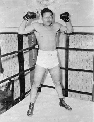 Brown bomber , Louis and Max Schneling meet tomorrow night . Tomorrow night ( Thursday ) , Joe Louis , America s Brown Bomber , and Max Schmeling of Germany , former heavyweight champion of the world meet at the Yankee Stadium , New York , in a fight which will probaly give the victor the right to meet James J Braddock for the world title . Although Louis is the favourite experts predict that Schmelling is capablle of putting up a stiff resistence . Photo shows , a new picture of Joe Louis , America s Brown Bomber in his gymnasium during training for his fight . 17 June 1936 United Kingdom England  Copyright: xTopFotox EU046181