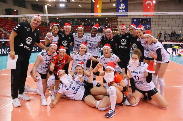 Sport Themen der Woche KW51 Sport Bilder des Tages BAU 21.12.2022 Stuttgart Volleyball Allianz MTV Stuttgart vs. Fenerbahce Opet Istanbul, Stuttagarter Mannschaftsfoto mit Weihnachtsmützen *** BAU 21 12 2022 Stuttgart Volleyball Allianz MTV Stuttgart vs Fenerbahce Opet Istanbul, Stuttagarter team photo with Christmas caps.
